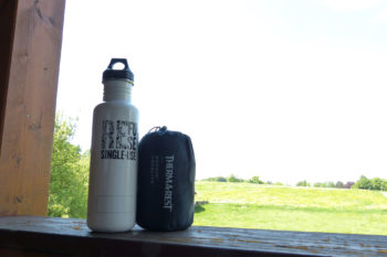 Die Uberlite von Therm-a-Rest neben einer Trinkflasche