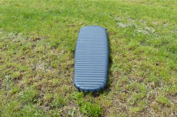 Aufgeblasene Isomatte Uberlite im Gras