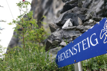 Wegweiser zum Klettersteig Hexensteig