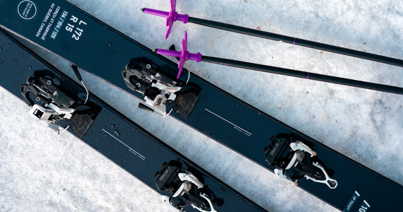 Skibindung von ATK Bindings im Schnee am Ski